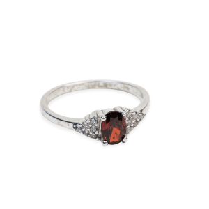 Solitario circón rojo